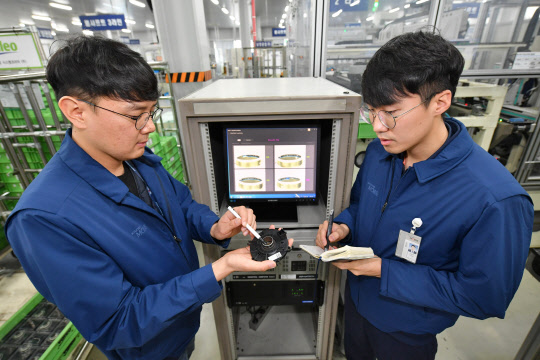 현대모비스 직원들이 경기도 평택 포승공장에서 딥러닝 분석 기법을 활용해 전동조향장치(MDPS)의 센서 품질을 검사하고 있다.  현대모비스 제공